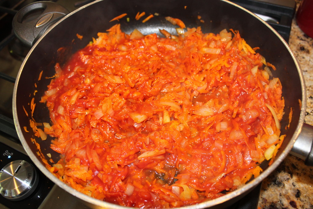 Тушеная капуста с луком и томатной пастой. Овощная зажарка. Жарим лук и морковь. Зажарка лук и морковь. Лук и морковь обжарить.