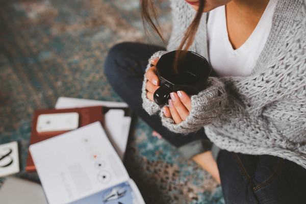 Cup of coffee warming in the hands of a girl | www.4hourbodygirl.com